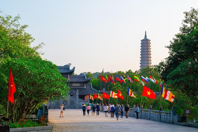 Chùa Bái Đính rực rỡ cờ hoa trong Ngày kỷ niệm Giải Phóng miền Nam, thống nhất đất nước