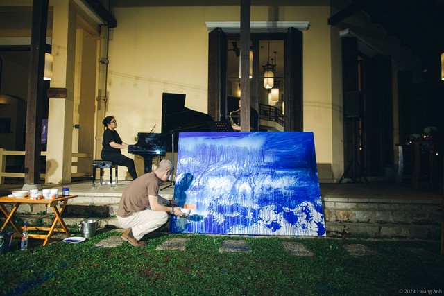 Họa sĩ Trần Nhật Thăng trực tiếp sáng tạo tác phẩm tặng riêng cho Ana Mandara Đà Lạt ngay tại sân khấu ngoài trời của Le Petit, trong tiếng đàn của pianist Phó An My và nghệ sĩ saxophone Quyền Thiện Đắc. Họa sĩ Trần Nhật Thăng trực tiếp sáng tạo tác phẩm tặng riêng cho Ana Mandara Đà Lạt ngay tại sân khấu ngoài trời của Le Petit, trong tiếng đàn của pianist Phó An My và nghệ sĩ saxophone Quyền Thiện Đắc.