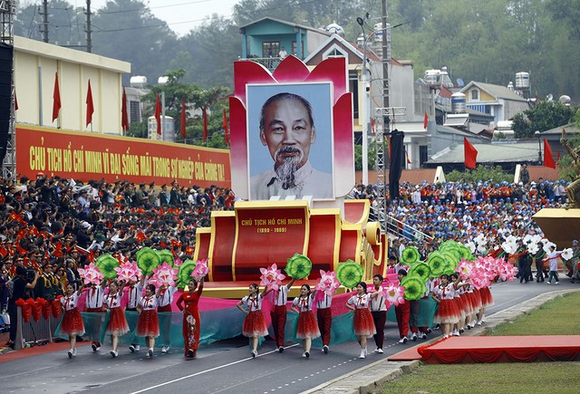 Xe rước ảnh Chủ tịch Hồ Chí Minh.