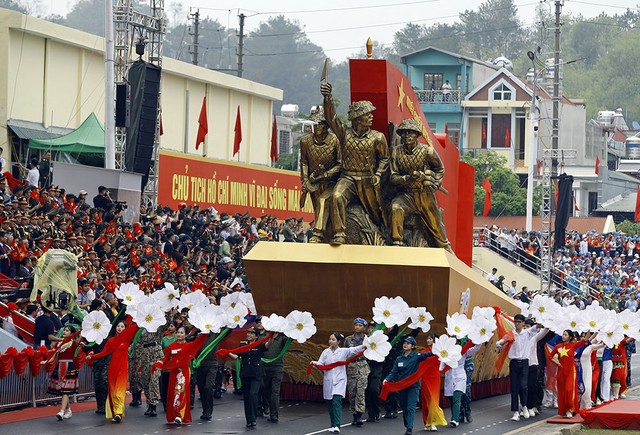 Xe mô hình biểu tượng 70 năm Chiến thắng Điện Biên Phủ.