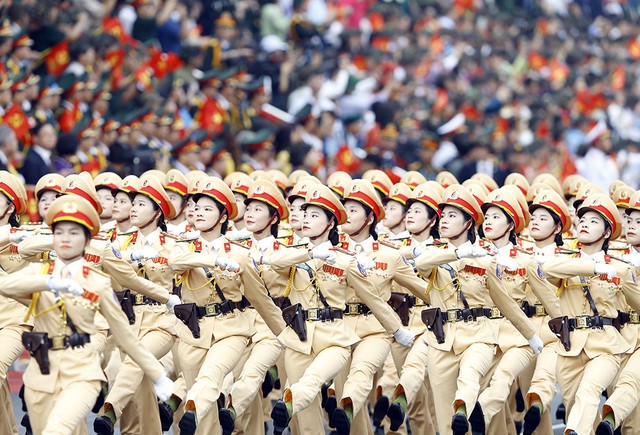 Khối nữ sĩ quan Cảnh sát giao thông.