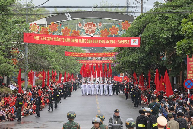 Người dân tỉnh Điện Biên và nhiều địa phương khác đổ về khu vực diễu binh, diễu hành để chứng kiến buổi lễ.