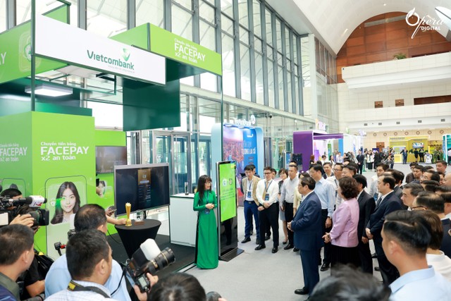 Bà Đoàn Hồng Nhung - Giám đốc Khối Bán lẻ Vietcombank giới thiệu về sản phẩm dịch vụ của Vietcombank với đoàn đại biểu do Thủ tướng Phạm Minh Chính (hàng đầu, thứ 2 từ phải sang) dẫn đầu tham quan trải nghiệm tại các gian hàng của sự kiện Bà Đoàn Hồng Nhung - Giám đốc Khối Bán lẻ Vietcombank giới thiệu về sản phẩm dịch vụ của Vietcombank với đoàn đại biểu do Thủ tướng Phạm Minh Chính (hàng đầu, thứ 2 từ phải sang) dẫn đầu tham quan trải nghiệm tại các gian hàng của sự kiện