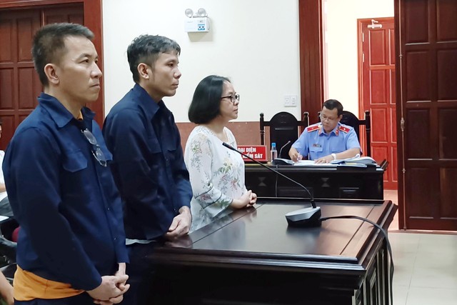 Bị cáo Vũ Bảo Trinh (ngoài cùng, bên phải) tại toà.