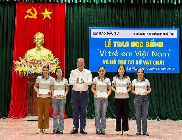 Giáo viên phường Đại Nài, Hà Tĩnh nhận phần quà từ các nhà tài trợ.