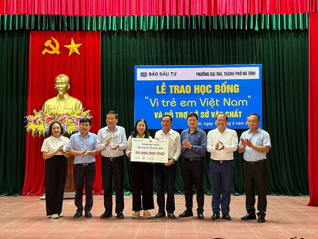 Cô Lê Thị Hiền, Hiệu trưởng trường Mầm non Đại Nài nhận hỗ trợ cơ sở vật chất trị giá 50 triệu đồng.