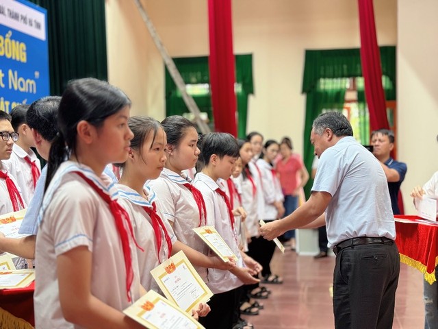 Tổng Biên tập Báo Đầu tư chúc mừng 60 em học sinh được nhận học bổng từ quỹ học bổng “Vì trẻ em Việt Nam”.