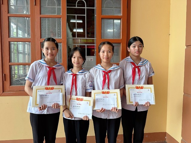 Các suất học bổng trao đến học sinh tiêu biểu phường Đại Nài trong những ngày cả nước hướng về kỷ niệm 134 năm Ngày sinh Chủ tịch Hồ Chí Minh.