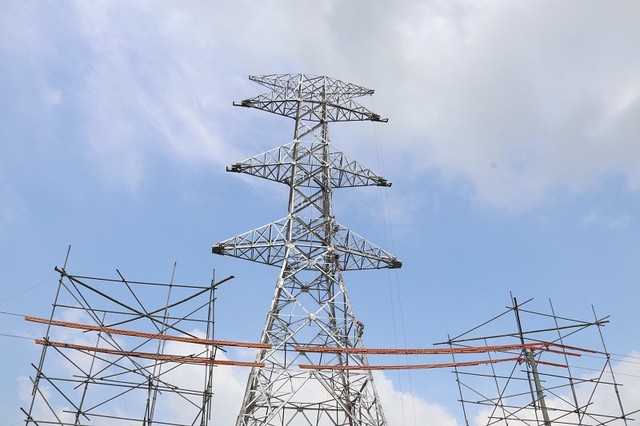 Công nhân làm việc trên độ cao hàng chục mét giữa thời tiết nắng nóng đầu hè. Công nhân làm việc trên độ cao hàng chục mét giữa thời tiết nắng nóng đầu hè.