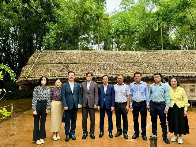 Ông Lê Trọng Minh, Ủy viên Ban Thường vụ Đảng ủy cơ quan Bộ Kế hoạch và Đầu tư, Tổng Biên tập Báo Đầu tư và ông Nguyễn Anh Tuấn, nguyên Tổng Biên tập Báo Đầu tư cùng các nhà tài trợ chụp ảnh lưu niệm tại quê nội Chủ tịch Hồ Chí Minh.