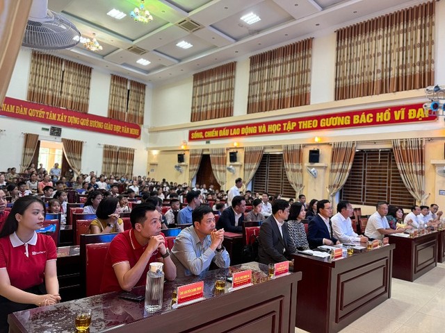 Buổi trao học bổng diễn ra tại Hội trường Huyện uỷ Nam Đàn, Nghệ An.