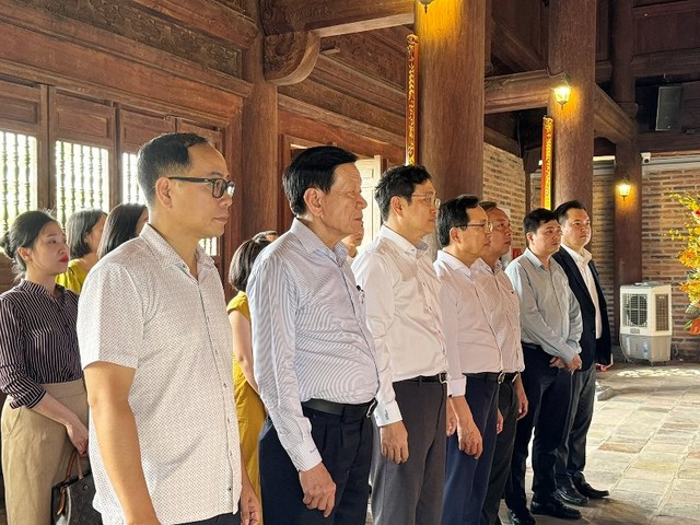 Đoàn công tác dâng hương tại Đền Chung Sơn.