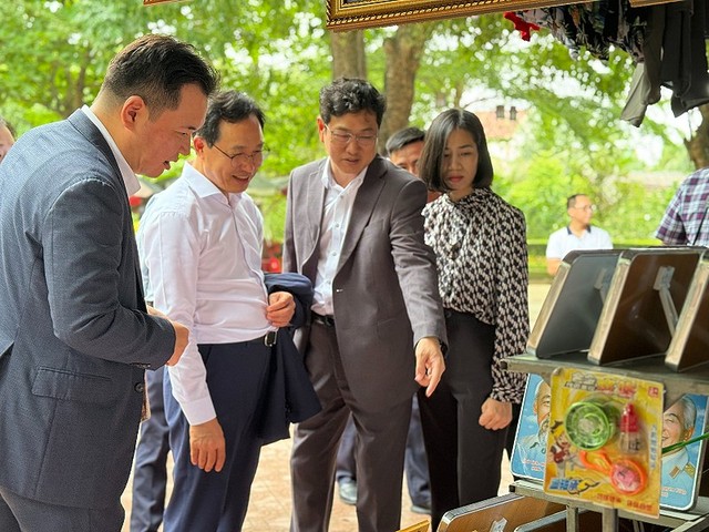 Ông Choi Joo Ho, Tổng giám đốc Tổ hợp Samsung Việt Nam và ông Kim Yong Sup, Phó tổng giám đốc Tổ hợp Samsung Việt Nam bày tỏ sự thích thú với các sản phẩm trong khu di tích.