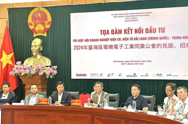 Ông Lê Trung Kiên, Trưởng ban Ban Quản lý Khu kinh tế Hải Phòng thông tin những tiềm năng, lợi thế khi đầu tư tại Hải Phòng. Ảnh: Quỳnh Nga
