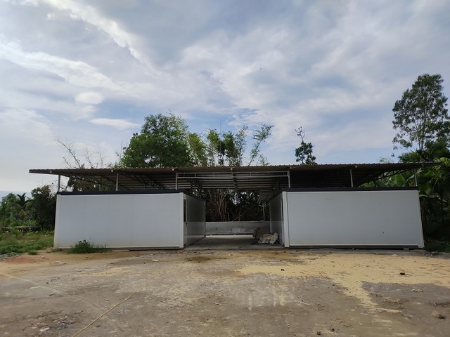 Khu nhà ở cho công nhân thi công dự án được thi công dang dở tại thôn Mỹ Huệ 3, xã Bình Dương.