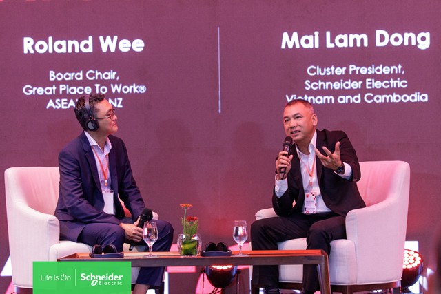 Ông Đồng Mai Lâm (phải) chia sẻ tại sự kiện