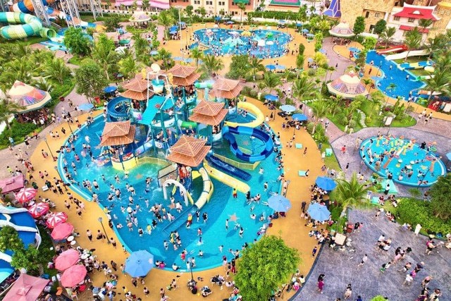 Công viên nước Thuỷ Tinh nằm trong quần thể Công viên chủ đề Legend Park thu hút rất đông du khách dịp hè. Ảnh: Dragon Ocean Đồ Sơn