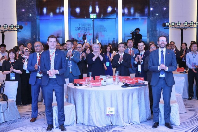 Sự kiện thu hút quan tâm của đông đảo các chuyên gia trong giới tài chính, kế toán, kiểm toán. Sự kiện thu hút quan tâm của đông đảo các chuyên gia trong giới tài chính, kế toán, kiểm toán.