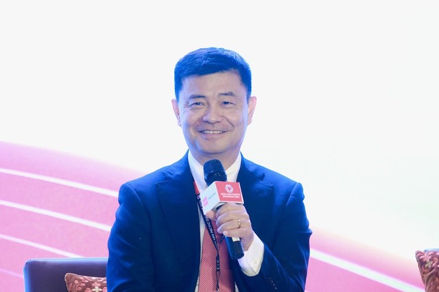 Ông Hu Jie, Giáo sư thực hành, Giám đốc Trung tâm Đổi mới FinTech (Nanjing), Giám đốc Trung tâm Đông Nam Á, Viện tài chính Tiên tiến Thượng Hải chia sẻ tại Diễn đàn. Ông Hu Jie, Giáo sư thực hành, Giám đốc Trung tâm Đổi mới FinTech (Nanjing), Giám đốc Trung tâm Đông Nam Á, Viện tài chính Tiên tiến Thượng Hải chia sẻ tại Diễn đàn.