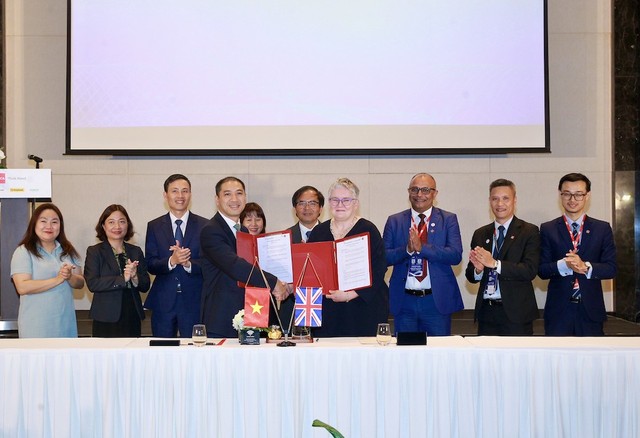 ACCA và ngân hàng VIB ký kết hợp tác trong đào tạo nâng cao năng lực cho nhân sự ngành ngân hàng. ACCA và ngân hàng VIB ký kết hợp tác trong đào tạo nâng cao năng lực cho nhân sự ngành ngân hàng.