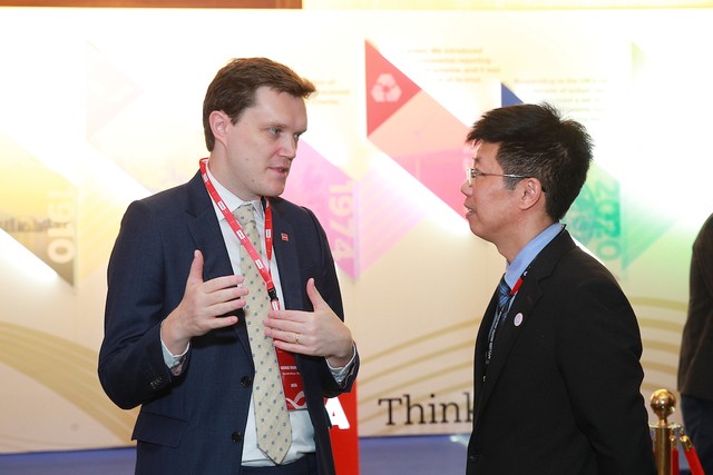 Các đại biểu tham dự có mặt từ rất sớm để gặp gỡ, trao đổi.