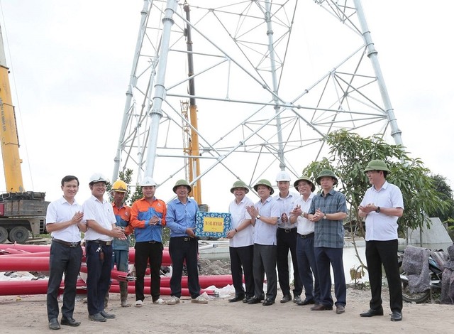 Phó chủ tịch thường trực UBND tỉnh Thái Bình và các đồng chí lãnh đạo tỉnh, huyện Quỳnh Phụ tặng quà động viên công nhân đang thi công trên công trường đường điện 500 kV địa phận xã Đông Hoàng. Phó chủ tịch thường trực UBND tỉnh Thái Bình và các đồng chí lãnh đạo tỉnh, huyện Quỳnh Phụ tặng quà động viên công nhân đang thi công trên công trường đường điện 500 kV địa phận xã Đông Hoàng.