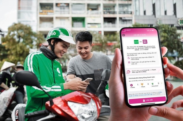 Sự kiện Grab tích hợp MoMo vào nền tảng đã gây chú ý bởi trong ngành fintech Việt Nam, hãng gọi xe công nghệ có trụ sở tại Singapore này vẫn luôn được cho là có mối quan hệ mật thiết với ví điện tử Moca