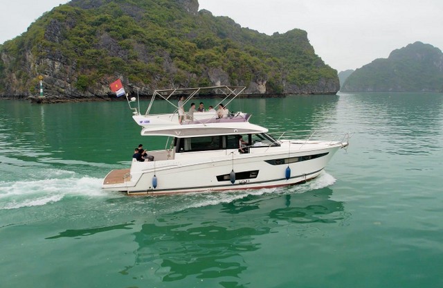 Du thuyền hạng sang, một trong những dịch vụ góp phần làm đa dạng hóa các loại hình du lịch Di sản. Ảnh: Vietyacht