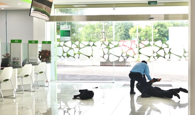 Lực lượng bảo vệ thực hiện diễn tập tình huống tội phạm có trang bị vũ khí nguy hiểm để cướp tài sản của Chi nhánh Lực lượng bảo vệ thực hiện diễn tập tình huống tội phạm có trang bị vũ khí nguy hiểm để cướp tài sản của Chi nhánh