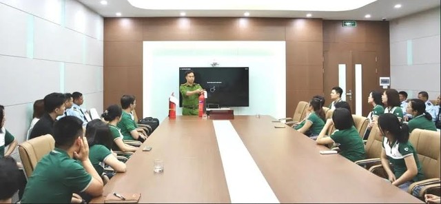 Đại diện Công an tỉnh Bắc Giang hướng dẫn kỹ năng cơ bản về PCCC và CNCH cho cán bộ, nhân viên Chi nhánh Đại diện Công an tỉnh Bắc Giang hướng dẫn kỹ năng cơ bản về PCCC và CNCH cho cán bộ, nhân viên Chi nhánh