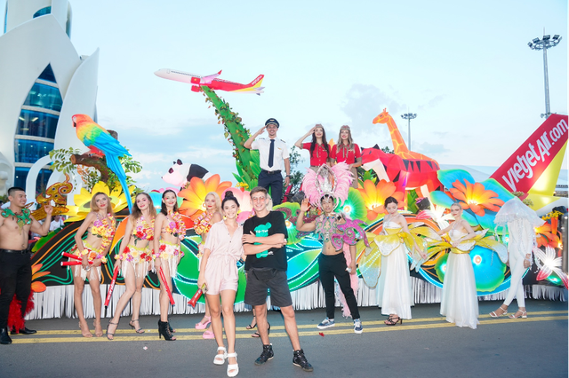 Các du khách nước ngoài hào hứng check-in cùng xe diễu hành Vietjet