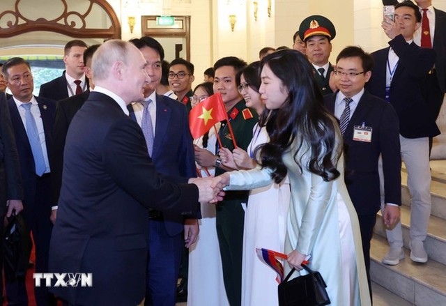 Tổng thống Liên bang Nga Vladimir Putin đến dự buổi gặp gỡ lãnh đạo Hội Hữu nghị Việt-Nga và các thế hệ cựu sinh viên Việt Nam học tại Nga. (Ảnh: Nhan Sáng/TTXVN)