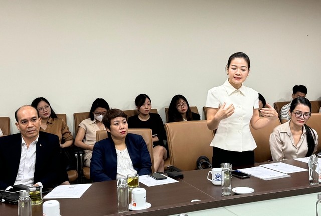 Đại diện khách sạn phát biểu tại cuộc họp.