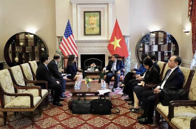 Bộ trưởng Nguyễn Chí Dũng đã làm việc với bà Kathryn Neal, Giám đốc Chính sách quốc tế, Tập đoàn Microsoft. (Ảnh: MPI)