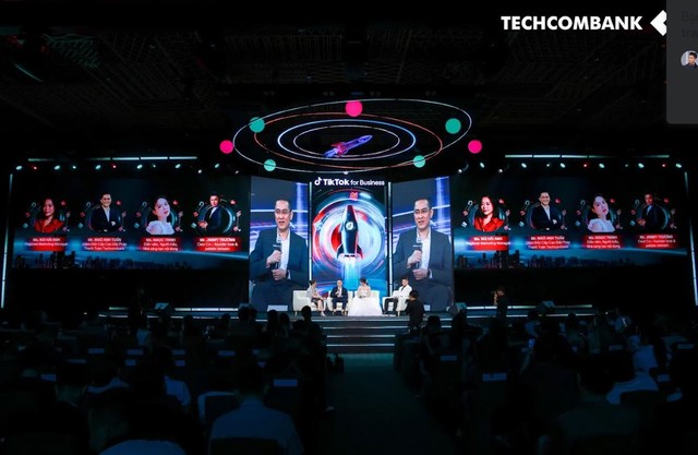 Ông. Ngô Anh Tuấn, đại diện của Techcombank trao đổi và chia sẻ tại sự kiện.