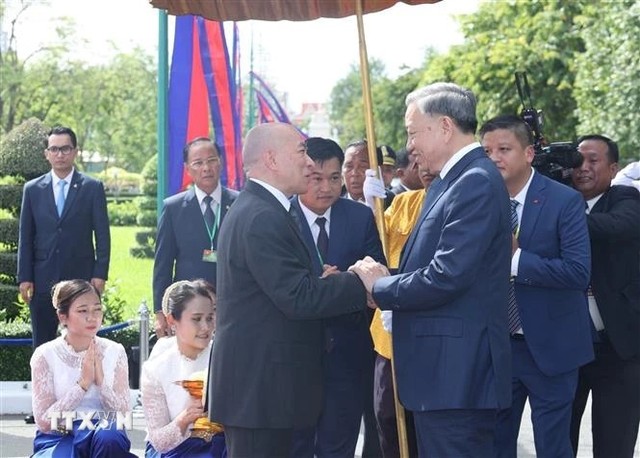 Quốc vương Norodom Sihamoni đón Chủ tịch nước Tô Lâm. (Ảnh: TTXVN)