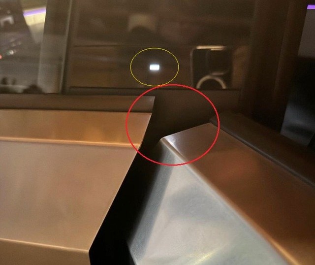 Vị trí bấm để mở cửa trước (khoanh vàng) và khe hở giữa cửa trước và sau (khoanh đỏ). Ảnh: SpykeDaddy Vị trí bấm để mở cửa trước (khoanh vàng) và khe hở giữa cửa trước và sau (khoanh đỏ). Ảnh: SpykeDaddy