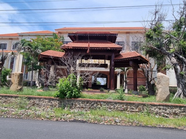 Cũng từng là khu resort lớn nhất con đường Lạc Long Quân, nhưng Khu du lịch nghỉ mát SaiGon Suối Nhum giờ đây cũng rơi vào cảnh hoang tàn, bỏ mặc cỏ mọc.