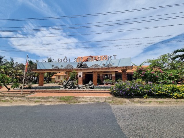 Được xây dựng theo phong cách cổ điển, khu du lịch Đồi Sứ Resort với 57 phòng chia làm 3 khu, với giá phòng không dưới 1 triệu mỗi đêm vào những năm 2018. Giờ đây, Đồi Sứ Resort đang rơi vào cảnh xuống cấp.