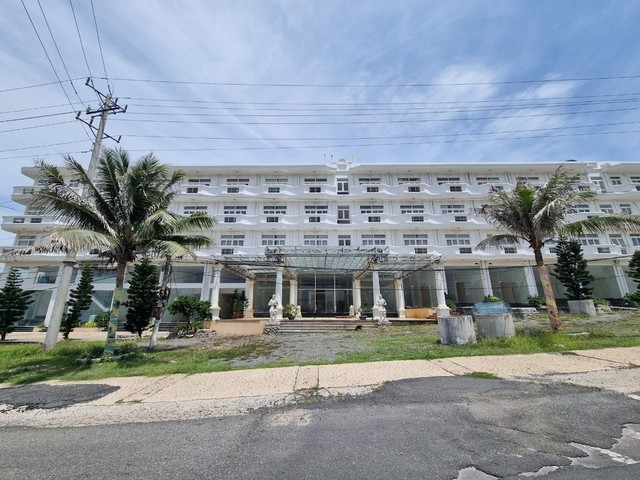 Không chỉ các dự án xây dựng trước đây rơi vào cảnh bỏ hoang, các dự án mới được đầu tư cũng rơi vào cảnh này. Dự án Aloha, với diện tích 15 ha, được quảng cáo là quần thể du lịch với khách sạn 5 sao, biệt thự nghỉ dưỡng..., nhưng sau khi xây dựng năm 2018 thì tới nay cũng chỉ xây dựng khu khách sạn rồi cũng đã bỏ hoang.