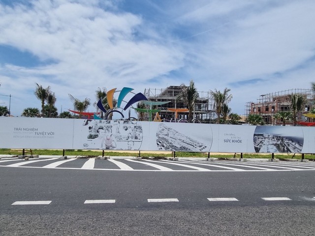 Theo UBND tỉnh Bình Thuận, khu vực huyện Hàm Thuận Nam nơi tuyến đường này đi qua hiên có 78 dự án bất động sản du lịch được cấp phép. Dự án Costamigo với diện tích xây dựng 12,5 ha. Được chủ đầu tư quảng cáo là 700 sản phẩm gồm khách sạn, villa..., nhưng hiện đã dừng xây dựng.