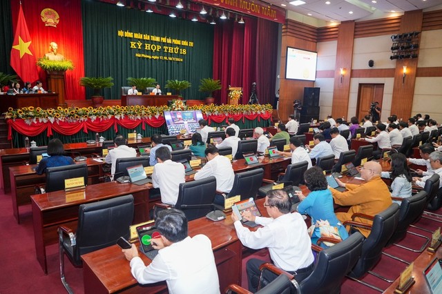 Các đại biểu biểu quyết tại Kỳ họp Các đại biểu biểu quyết tại Kỳ họp