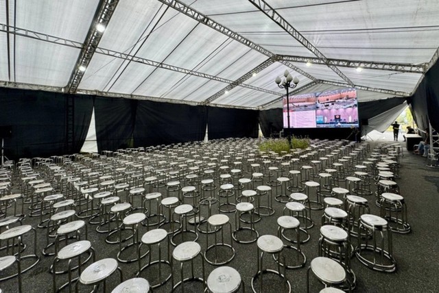 Tòa án chuẩn bị một hội trường xét xử lớn, phòng xét xử và rạp ngoài trời cho các bị hại, người liên quan tới tham dự phiên tòa.