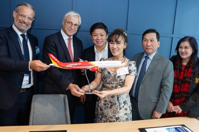 TS. Nguyễn Thị Phương Thảo, Chủ tịch HĐQT Vietjet (giữa, bên phải) và ông Christian Scherer, Tổng giám đốc của Airbus (giữa, bên trái) cùng các lãnh đạo cấp cao hai bên chứng kiến Lễ ký kết hợp đồng đặt mua 20 máy bay thân rộng thế hệ mới A330neo