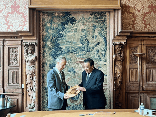 Ông Lê Kim Toàn, Phó Bí thư Thường trực Tỉnh ủy Bình Định tặng quà lưu niệm cho ông Christophe Bellanger, Phó giám đốc Phòng Thương mại và Công nghiệp Pháp. Ảnh: IPC Bình Định.