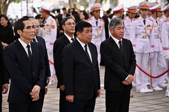 Ghi sổ tang, Bộ trưởng Nguyễn Chí Dũng khẳng định: Nhân cách, trí tuệ, tầm nhìn và tư duy chiến lược của Tổng Bí thư Nguyễn Phú Trọng không chỉ là di sản quý báu cho con đường phát triển của đất nước mà còn là kim chỉ nam cho ngành Kế hoạch và Đầu tư. (Ảnh: MPI)