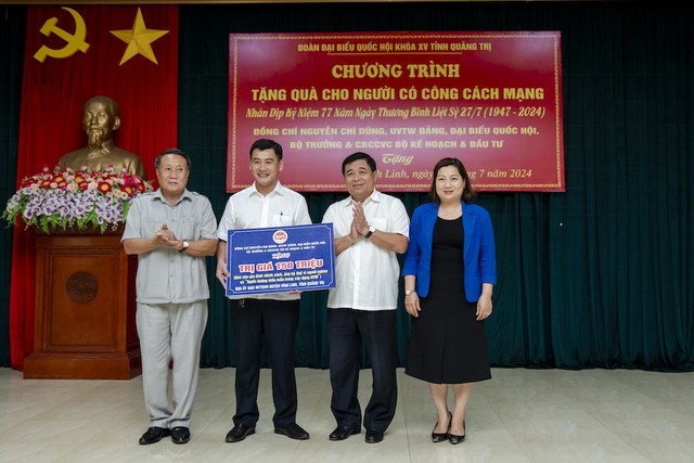 Bộ trưởng Nguyễn Chí Dũng và Chủ tịch Công đoàn Bộ KH&amp;ĐT Lê Thị Tường Thu trao quà của Bộ trưởng và cán bộ, công chức, viên chức, người lao động Bộ Kế hoạch và Đầu tư cho các gia đình người có công tại huyện Vĩnh Linh, Quảng Trị. Ảnh: Trường Sơn