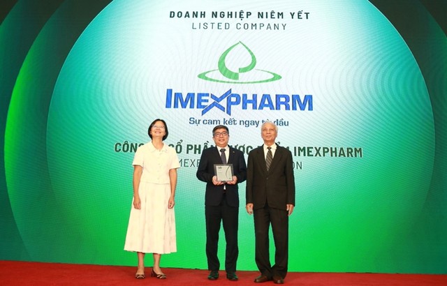 Ông Nguyễn An Duy (đứng giữa), Phó tổng giám đốc Khối Tài Chính của Imexpharm đại diện doanh nghiệp nhận Giải thưởng Top 50 doanh nghiệp phát triển bền vững do Tạp chí Nhịp Cầu Đầu Tư tổ chức tại TP HCM ngày 2/8/2024. Ảnh: Imexpharm