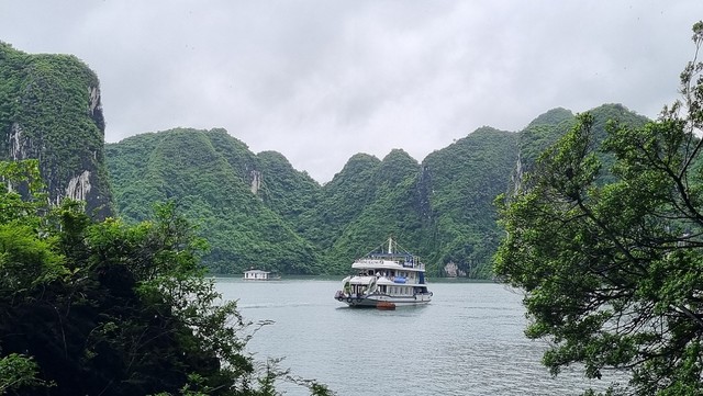 Vịnh Hạ Long nhìn từ Hang Trống. Ảnh: Thanh Tân