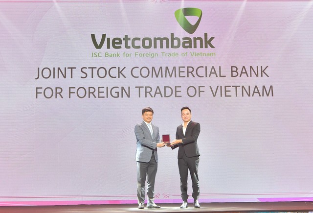 Ông Nguyễn Kiên Hiếu - Phó trưởng Ban Tổ chức và Nhân sự đại diện Vietcombank nhận giải đặc biệt từ Ban Tổ chức Ông Nguyễn Kiên Hiếu - Phó trưởng Ban Tổ chức và Nhân sự đại diện Vietcombank nhận giải đặc biệt từ Ban Tổ chức
